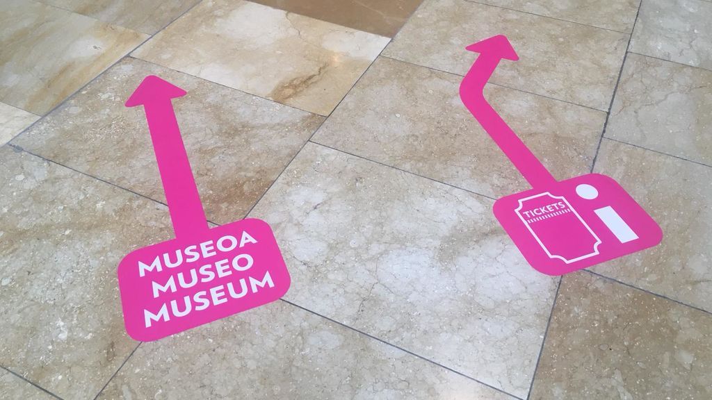 Señales en el suelo explicann el recorrido en sentido único del museo.