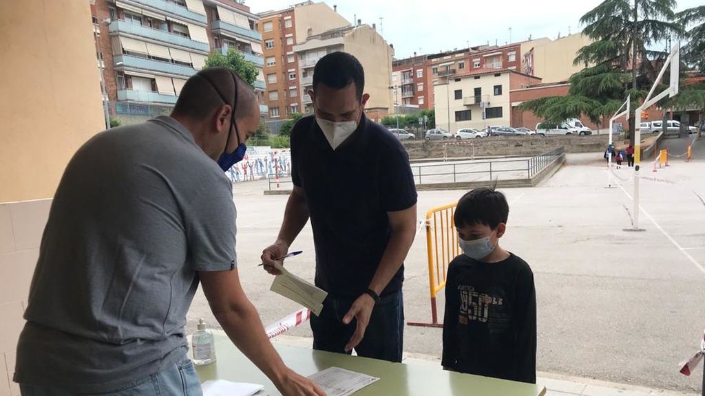 El padre de Misael presentando todos los documentos para entrar el colegio con seguridad