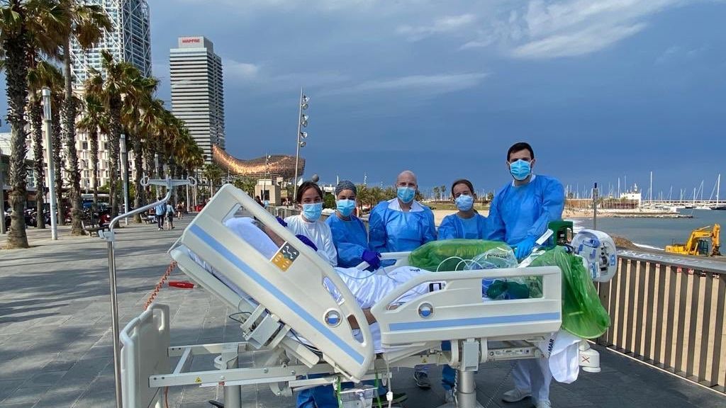 Un paciente de coronavirus vuelve a ver el mar tras 45 días en la UCI Un paciente de coronavirus vuelve a ver el mar tras 45 días en la UCI