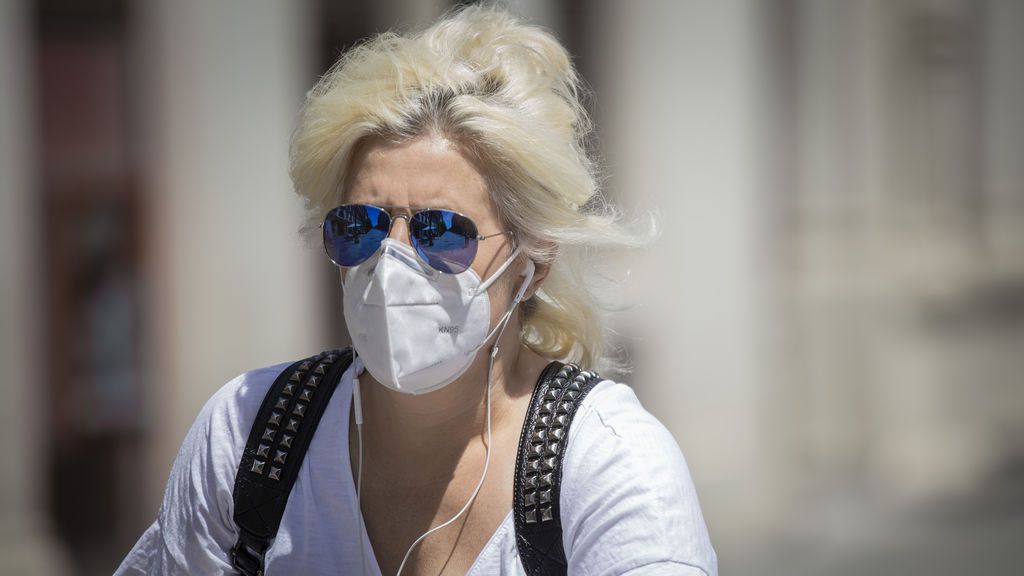 Mujer con mascarilla