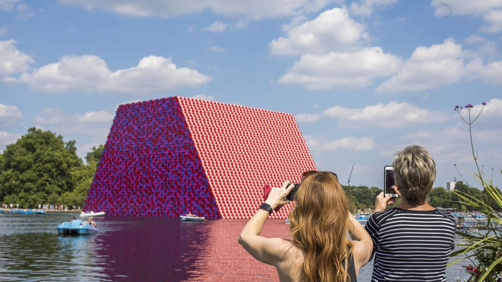 'The Mastaba', en el lago Serpentine de Londres