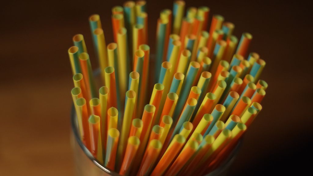 Lo que dice la ley de residuos sobre vasos, cubiertos, platos, envases de plástico, bastoncillos y pajitas Lo que dice la ley de residuos sobre vasos, cubiertos, platos, envases de plástico, bastoncillos y pajitas