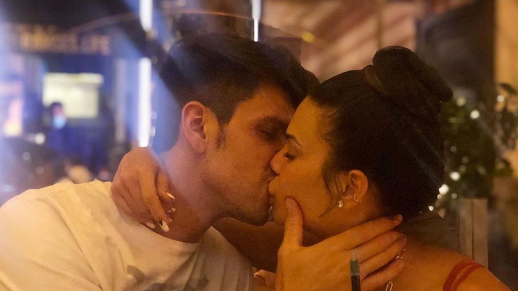 Diego Matamoros y Carla Barber confirman su relación con un apasionado beso