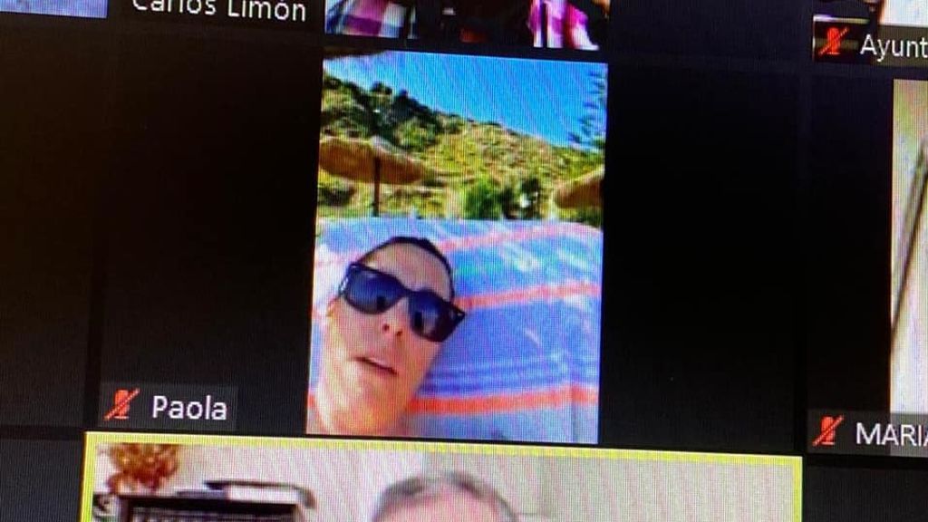 Una edil del PP de Torrox asiste a un pleno desde una tumbona en la playa: “Es conciliación" Una edil del PP de Torrox asiste a un pleno desde una tumbona en la playa: “Es conciliación"