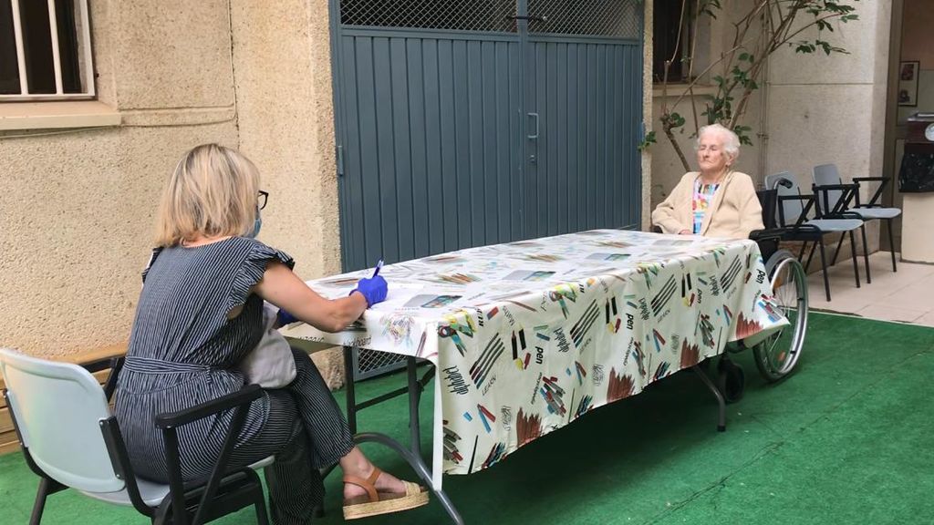 A Carmen su madre ya no la ha reconocido