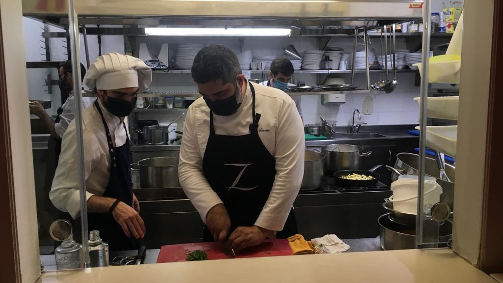 Ortiz de Zarate elaborando un plato en la cocina de su restaurante.