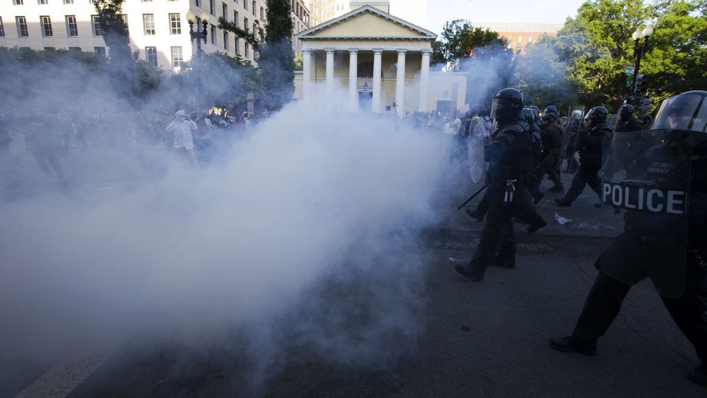 Gases lacrimógenos y balas de goma para dispersar las protestas junto a la Casa Blanca Gases lacrimógenos y balas de goma para dispersar las protestas junto a la Casa Blanca