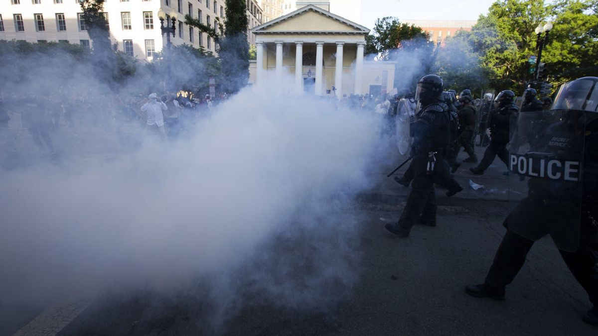 Gases lacrimógenos y balas de goma para dispersar las protestas junto a la Casa Blanca