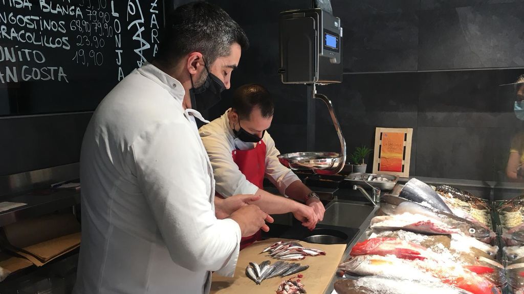 El estrella Michelin atendiendo en la pescadería.