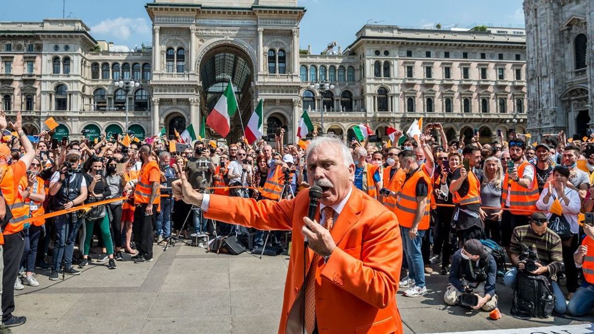 Un exgeneral de los carabinieri  dirige los 'chalecos naranjas', un movimiento que niega el virus