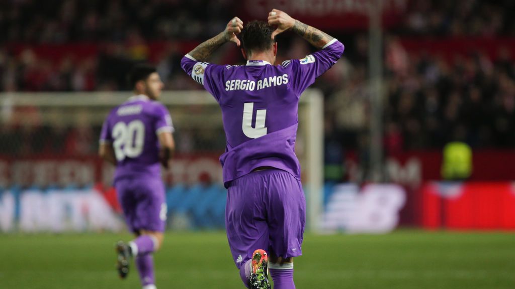 Sergio Ramos, dirigiéndose a la grada del Sevilla tras marcar un gol a su ex equipo