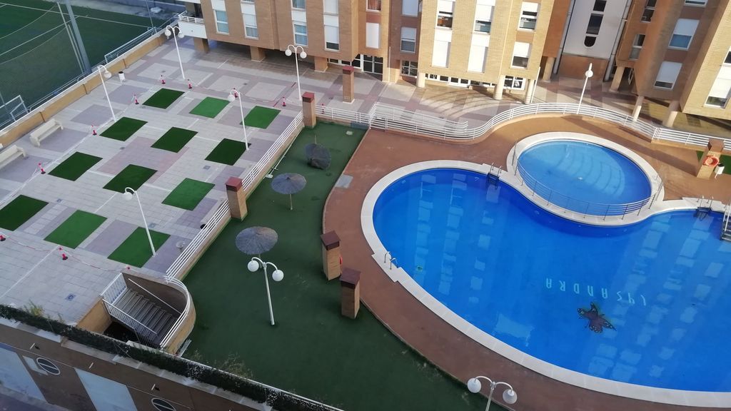 Islas de césped artificial: la solución para aumentar el aforo de la piscina y mantener la distancia social Islas de césped artificial: la solución para aumentar el aforo de la piscina y mantener la distancia social