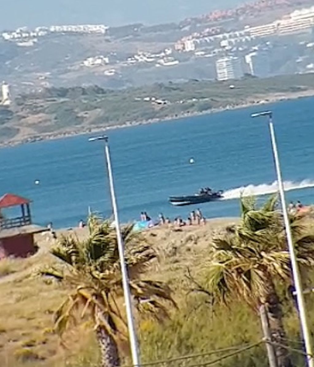 La embarcación dirigiéndose a toda velocidad hacia la playa