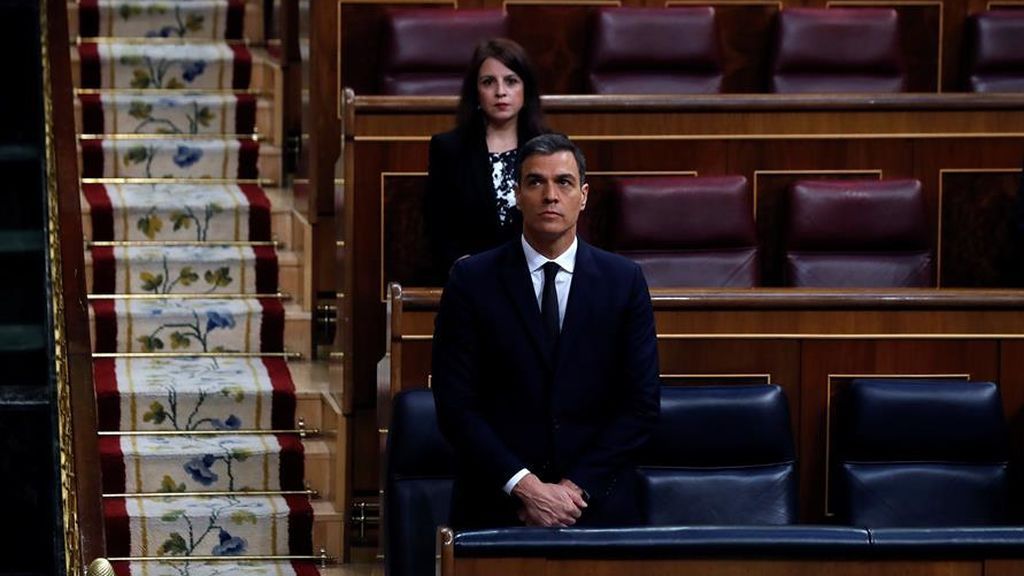 El presiente del Gobierno, Pedro Sánchez, durante el minuto de silencio en el Congreso El presiente del Gobierno, Pedro Sánchez, durante el minuto de silencio en el Congreso