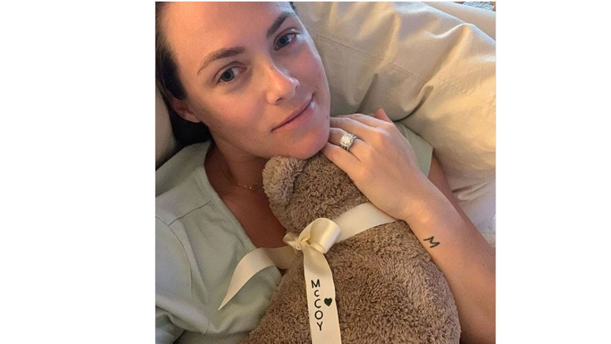 La actriz Kara Keough se tatúa con las cenizas de su bebé fallecido poco después de nacer