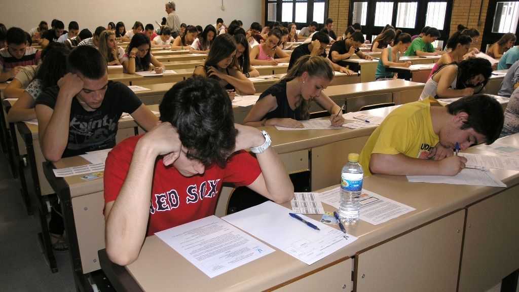 La vuelta a las clases, un riesgo para la EVAU : el contagio o cuarentena podrían poner en peligros los exámenes