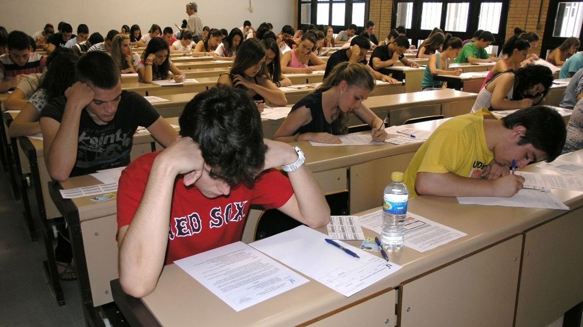 La vuelta a las clases, un riesgo para la EVAU : el contagio o cuarentena podrían poner en peligros los exámenes