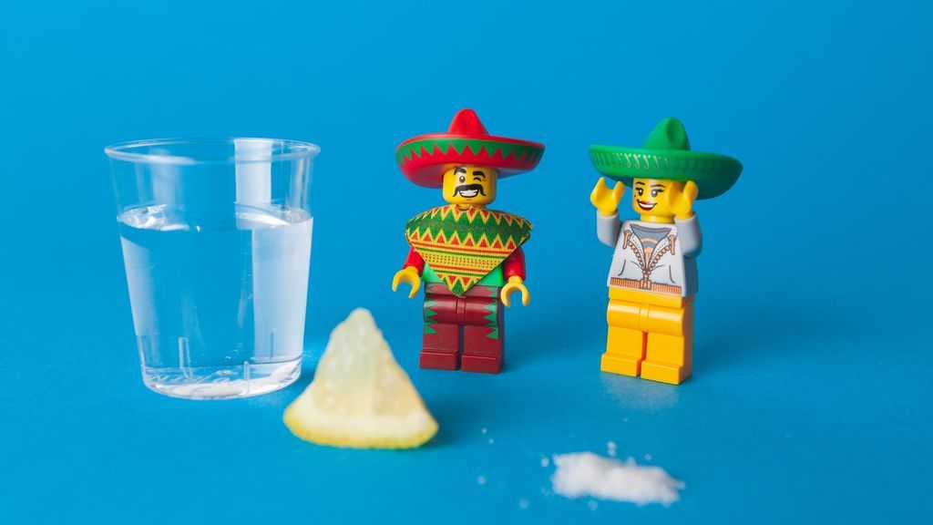 Tequila  limón y un puñado de sal , llevas años haciéndolo sin saber por qué