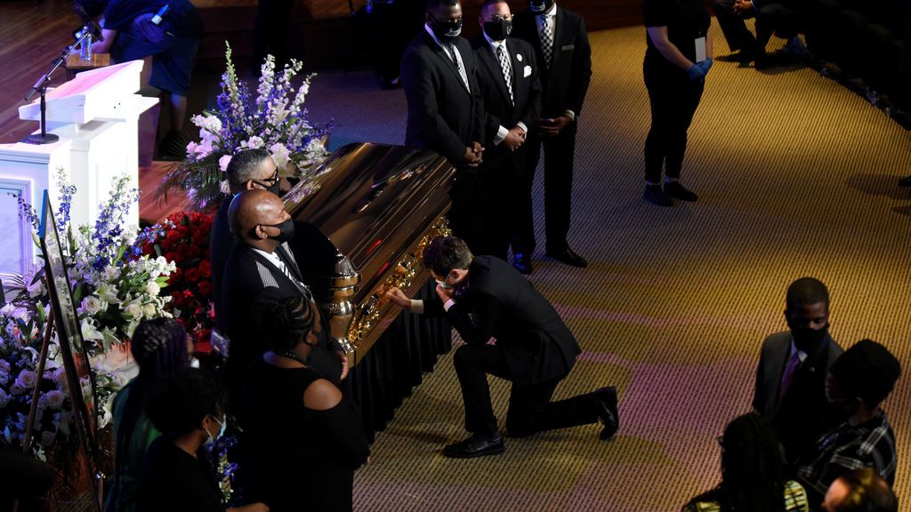 El alcalde de Minneapolis se arrodilla ante el féretro de George Floyd