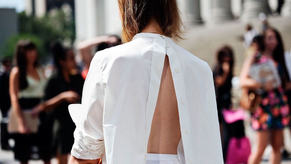 El escote de espalda, una moda elegante y sexy que vuelve este verano.