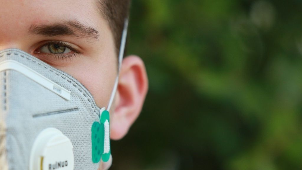 Un chico con la mascarilla de uso obligatorio en espacios públicos