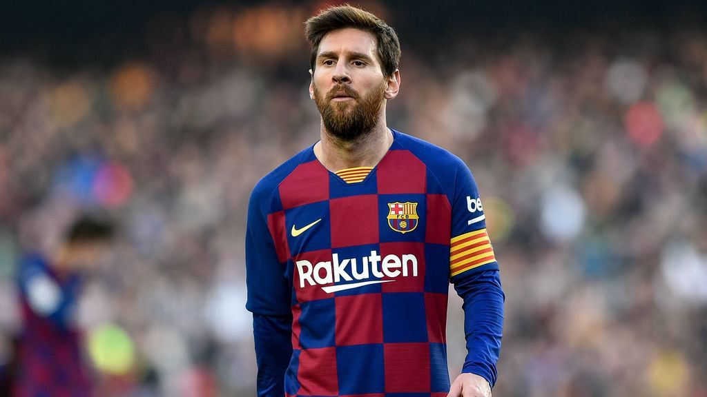 Leo Messi, golpeando el balón.