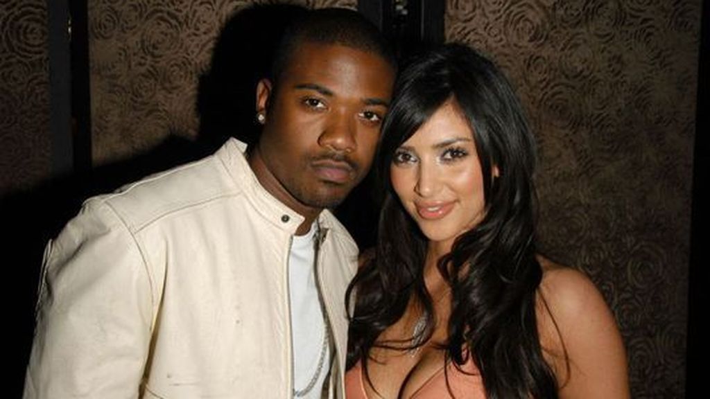 Kim mantuvo una relación con el cantante Ray J.