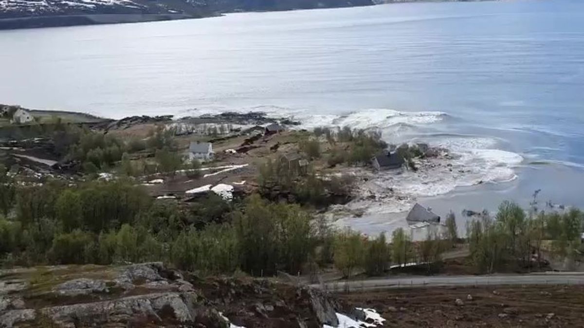 Ocho casas, a la deriva: un deslizamiento de tierra arranca un trozo de costa en Noruega