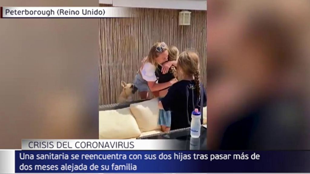 Una enfermera se reencuentra con sus dos hijas tras nueve semanas sin verse por la crisis del coronavirus