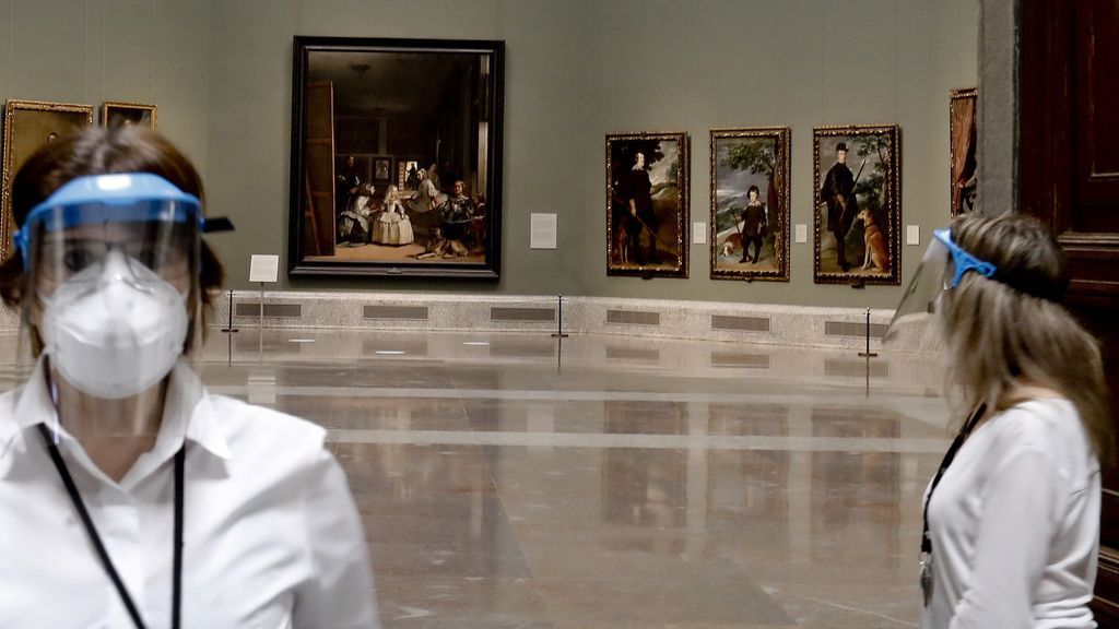 Dos empleadas del Museo del Prado con máscarillas y pantallas protectoras durante la presentación de "Reencuentro