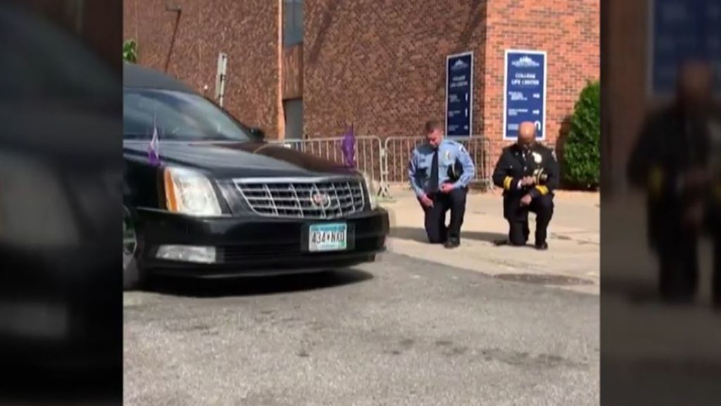 Funeral en memoria de George Floyd: los jefes de policía, de rodillas al paso del coche fúnebre