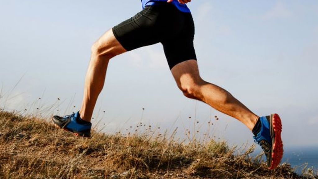 Un atleta subiendo una montaña Un atleta subiendo una montaña