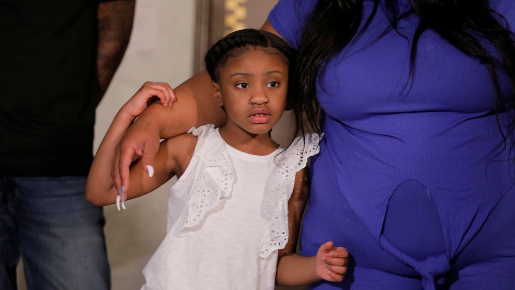 Gianna Floyd, junto a su madre, en un acto en homenaje a George Floyd en Mineápolis