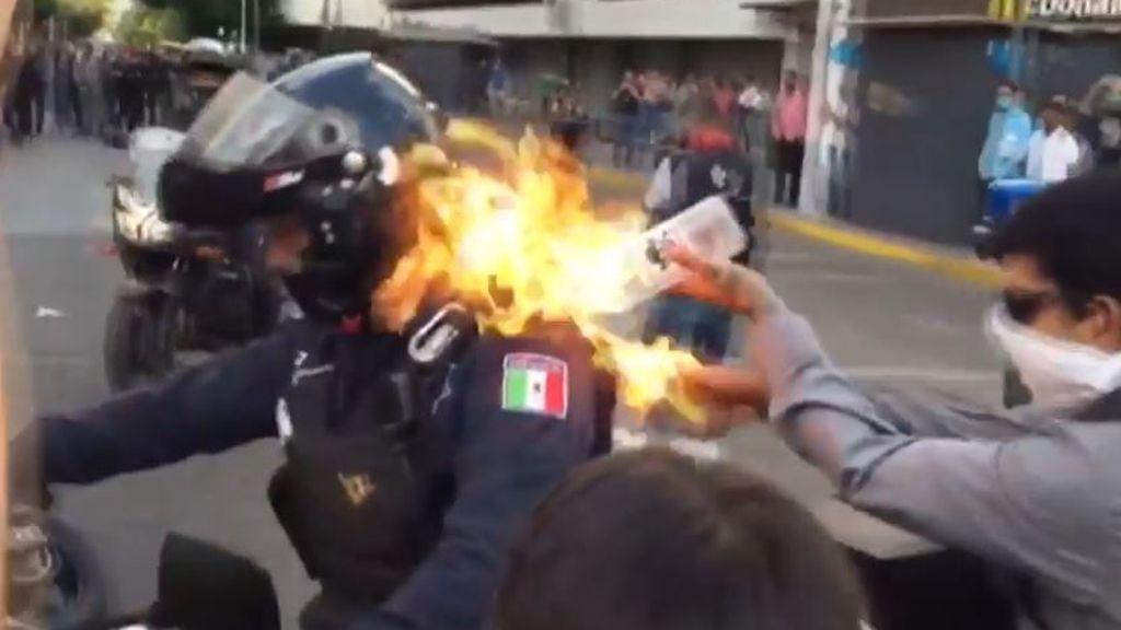 Prenden fuego a un policía en plena protesta por la muerte de Giovanni López, el George Floyd mexicano