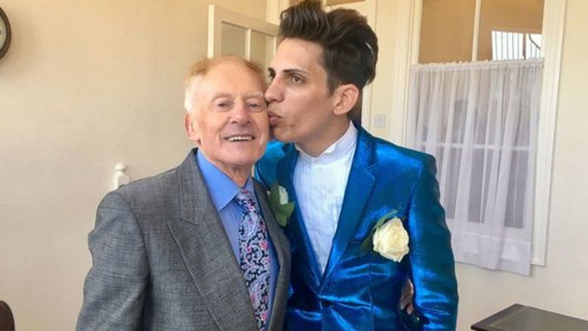 Fallece un ex sarcerdote de 81 años que se casó con un joven de 27, al que ha dejado una herencia de miles de euros Fallece un ex sarcerdote de 81 años que se casó con un joven de 27, al que ha dejado una herencia de miles de euros