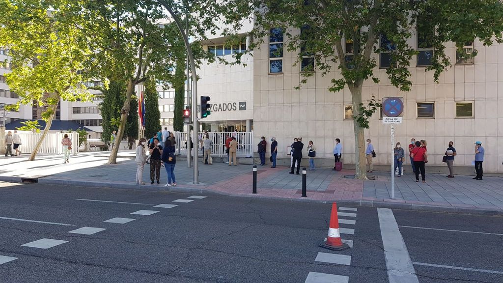 El segundo día de colas en los juzgados hace vaticinar un colapso de la Justicia El segundo día de colas en los juzgados hace vaticinar un colapso de la Justicia
