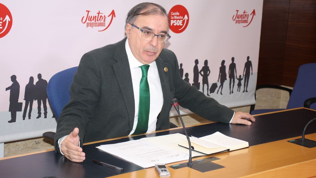 Dormido o mareado, el rifirrafe entre PP y PSOE en Castilla-La Mancha por una foto del presidente del grupo socialista Dormido o mareado, el rifirrafe entre PP y PSOE en Castilla-La Mancha por una foto del presidente del grupo socialista