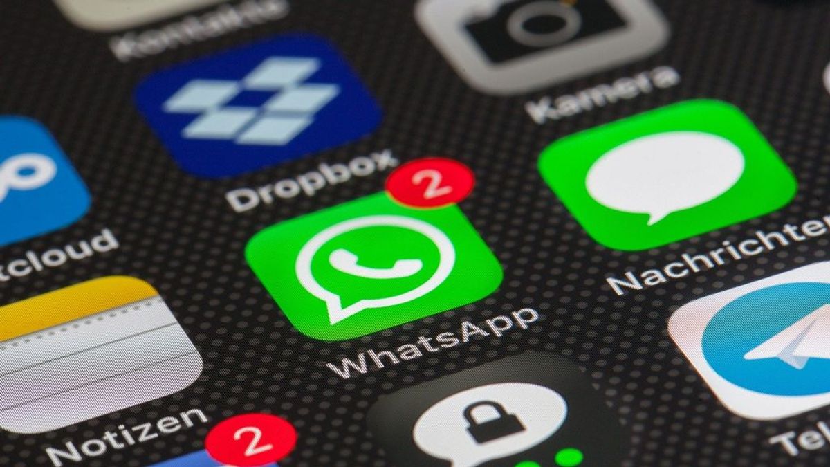 El 63,6% de los españoles usa a diario servicios de mensajería como WhatsApp, pero solo un 2,2% manda SMS