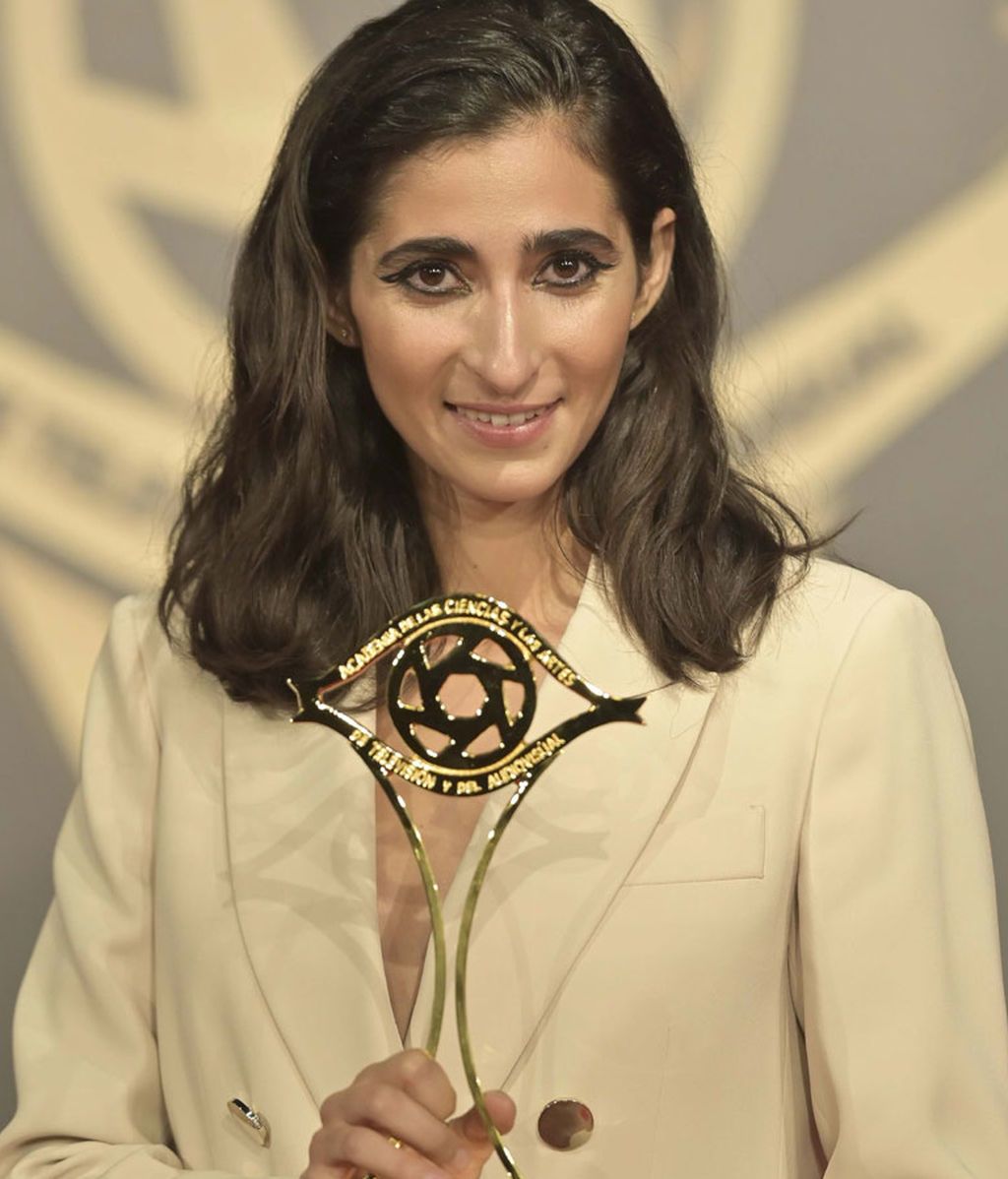 Alba Flores con el premio de la Academia de TV 2019