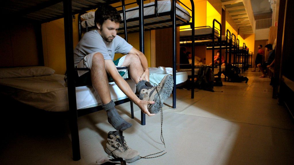 Un peregrino se descalza en un albergue de peregrinos de Pamplona