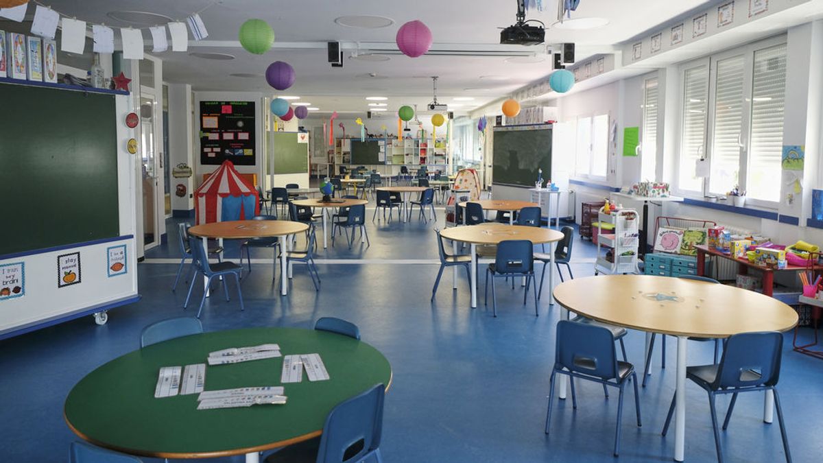 Madrid planea que los niños de Infantil y Primaria vayan todos los días al colegio a partir de septiembre Madrid planea que los niños de Infantil y Primaria vayan todos los días al colegio a partir de septiembre