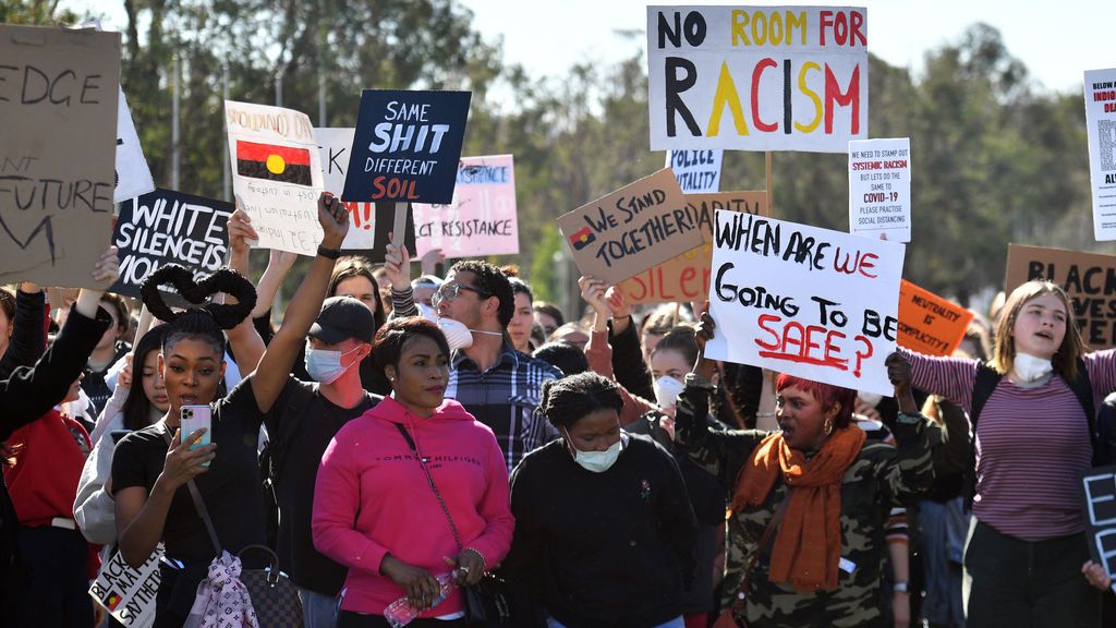 Un tribunal prohíbe por motivos de salud pública la gran protesta antirracista del sábado en Sídney Un tribunal prohíbe por motivos de salud pública la gran protesta antirracista del sábado en Sídney
