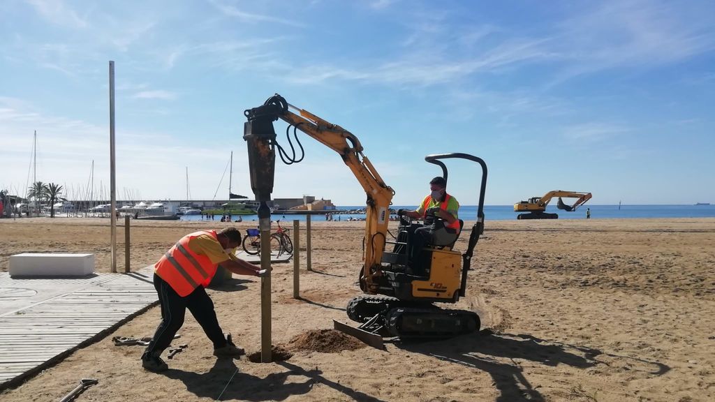 Operarios preparan playas Barcelona