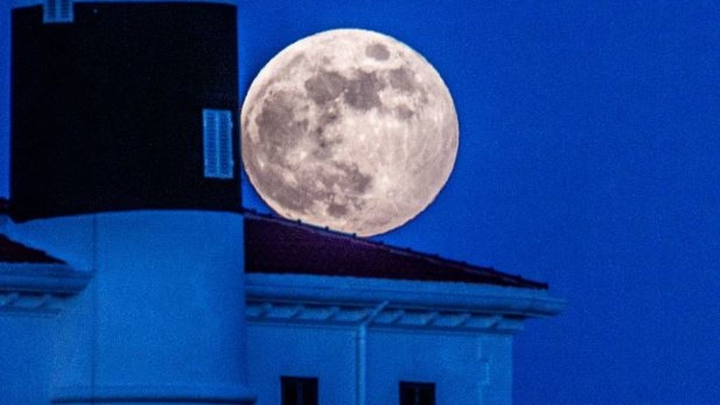 Disfruta de las imágenes que deja la luna de fresa - Mallorca