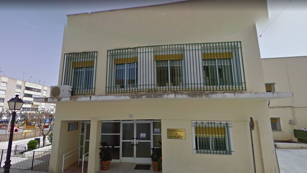 Aíslan a cuatro sanitarios y una anciana tras dar positivo en una residencia de mayores de Almería Aíslan a cuatro sanitarios y una anciana tras dar positivo en una residencia de mayores de Almería