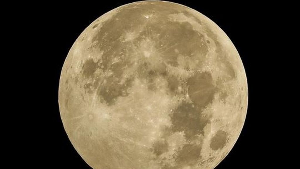 Disfruta de las imágenes que deja la luna de fresa - Filipinas