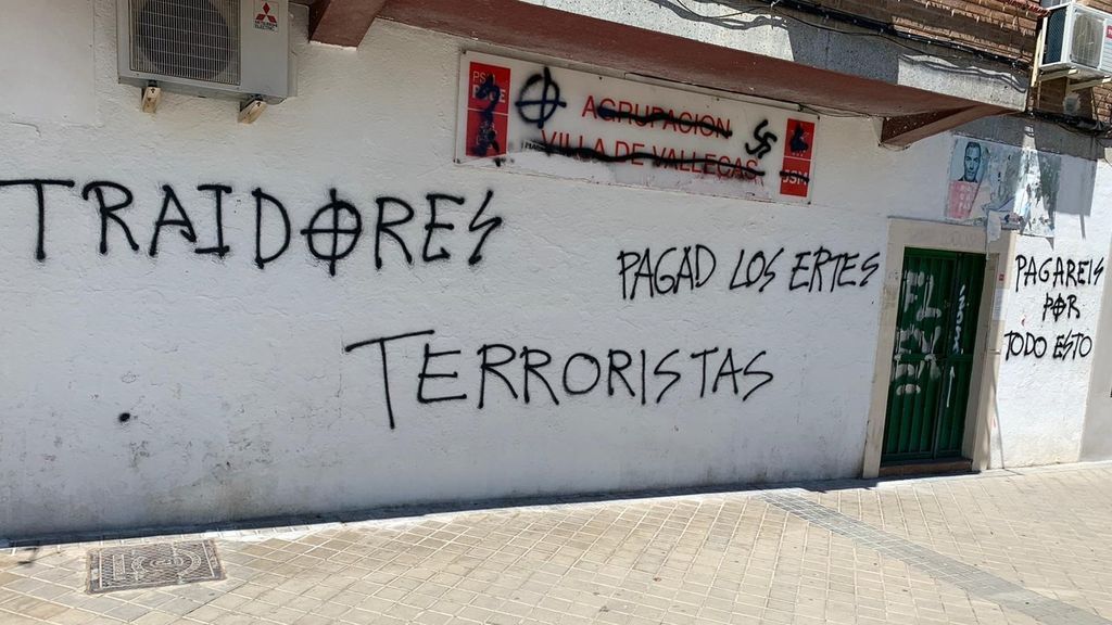 La sede del PSOE en Villa de Vallecas amanece con pintadas de símbolos nazis y mensajes como "terroristas" y "traidores"