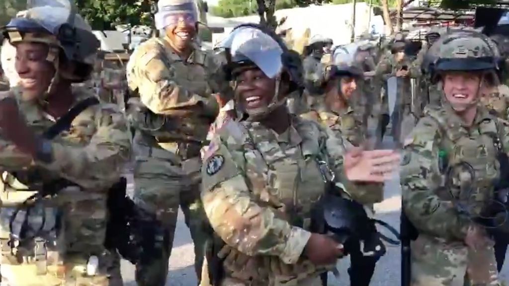 La Guardia Nacional baila 'La Macarena' en Atlanta antes del toque de queda La Guardia Nacional baila 'La Macarena' en Atlanta antes del toque de queda