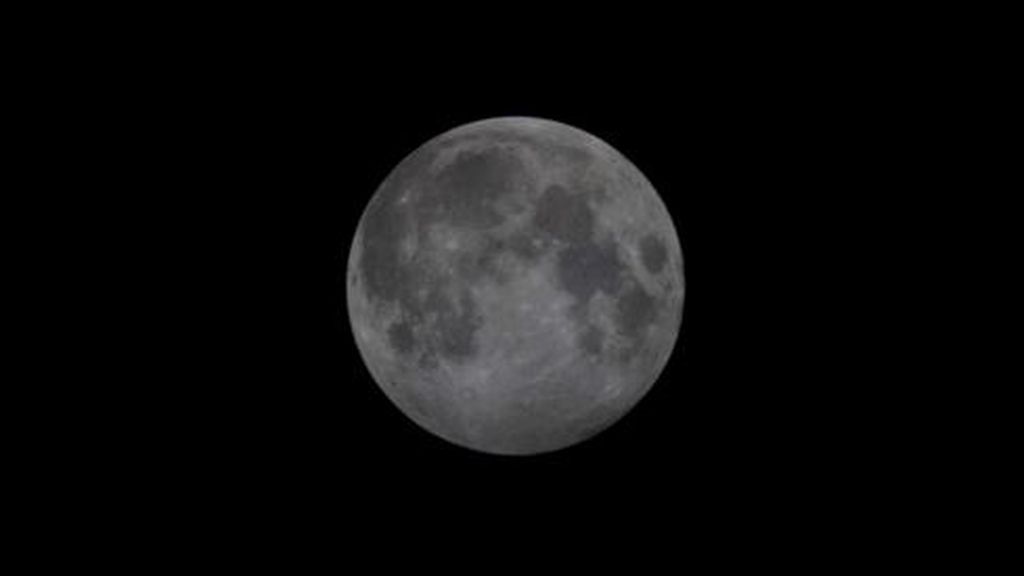 Disfruta de las imágenes que deja la luna de fresa - India