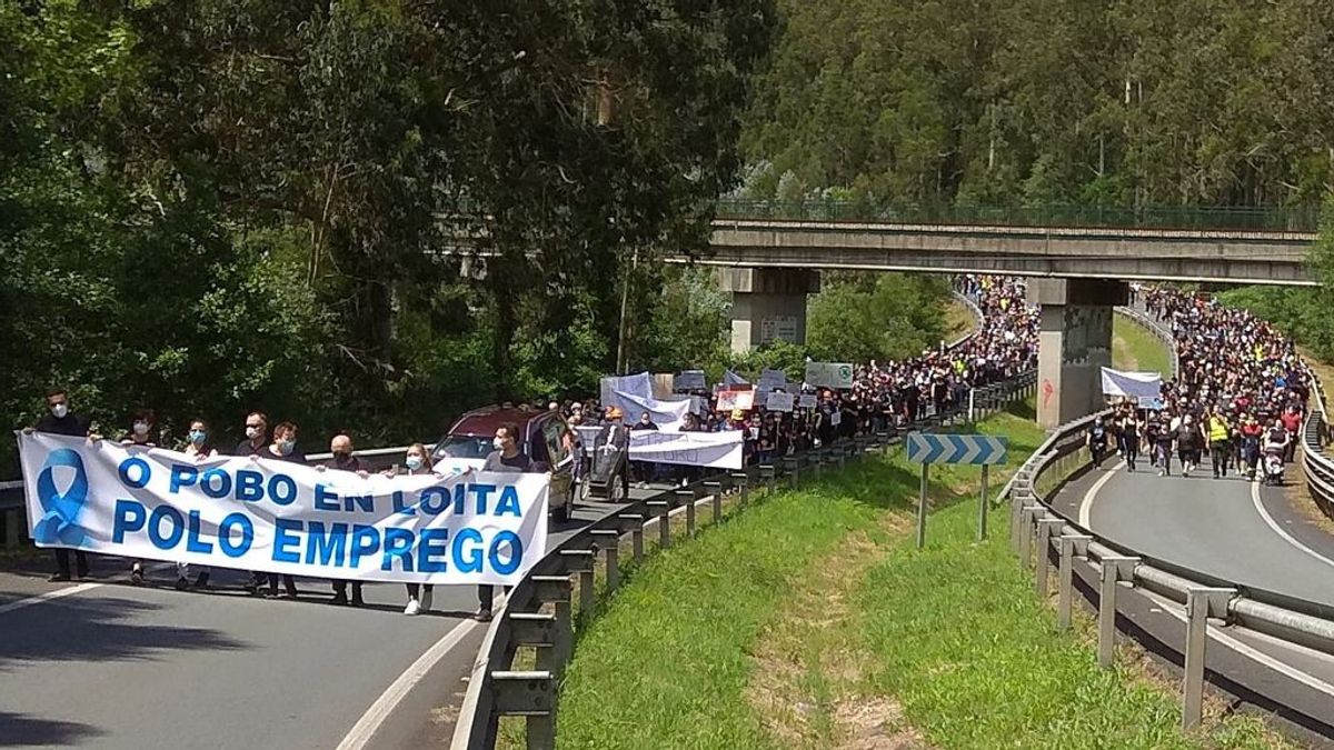 Miles de personas vestidas de luto recorren Xove para evitar "el entierro económico" por el cierre de Alcoa Miles de personas vestidas de luto recorren Xove para evitar "el entierro económico" por el cierre de Alcoa